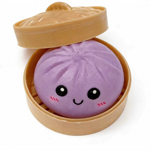 Jouet anti-stress Squishy en forme de boulette vapeur Smiley rouge vif, grande taille - Product Image 4