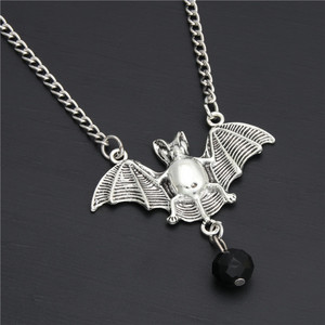 Collana con ciondolo a pipistrello e perline viola per il Giorno dei Morti, regalo di Halloween per donna - Product Image 2