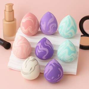 Éponge de maquillage bicolore noir et blanc, logo personnalisé en relief, super douce, sans latex, marque privée OEM, applicateur de fond de teint - Product Image 1