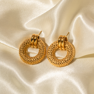 Pendientes redondos impermeables de acero inoxidable chapados en oro de 18 quilates con patrón de martillo en forma de O Zhilin para niñas - Product Image 1
