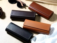 Estuche para Gafas de Sol Cuadrado de PVC, Certificado por el Estándar Global de Reciclaje, Tamaño Pequeño, Excelente Sensación al Tacto, Adecuado para Guardar y Transportar Gafas