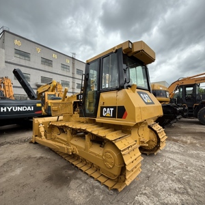 Tractor excavador CAT D7G2 con rendimiento estable para movimiento de tierras, limpieza de terrenos y aplicaciones en sitios de construcción. - Product Image 3