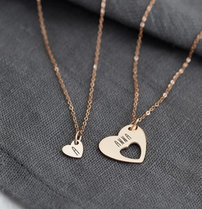 <span class=keywords><strong>Collana</strong></span> Personalizzata in Acciaio Inox con Iniziali Famiglia Regalo <span class=keywords><strong>per</strong></span> la <span class=keywords><strong>Festa</strong></span> <span class=keywords><strong>della</strong></span> <span class=keywords><strong>Mamma</strong></span> Set <span class=keywords><strong>Collana</strong></span> Cuore Traforato Madre Figlia - Product Image 4