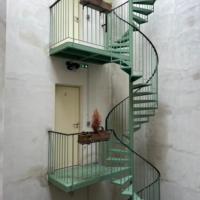 Escalier en spirale extérieur thermolaqué avec empreinte compacte et main courante circulaire en acier pour projets extérieurs