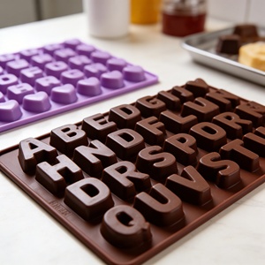 Moule à chocolat en silicone 3D carré personnalisé, en forme de lettre et de cœur, emballé dans un sac OPP, adapté pour la pâtisserie en cuisine et les boulangeries - Product Image 3