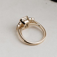 Bague de fiançailles en or jaune massif 14K/18K avec diamant de laboratoire CVD/HPHT certifié IGI, taille émeraude 2 carats, serti clos et côtés baguette