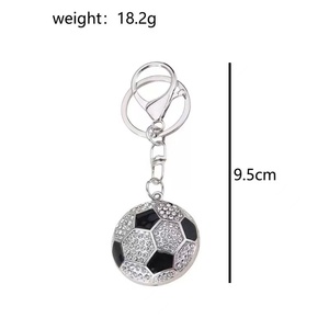 Porte-clés de luxe en forme de ballon de football, mousqueton rond en alliage de zinc, accessoire souvenir tendance, couleur argent et or - Product Image 4