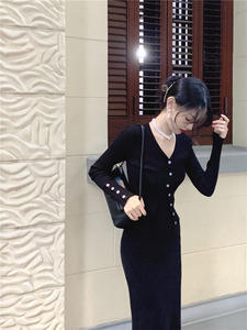 Europeo americano 2025 nuevo Otoño Invierno estilo vestidos casuales Sexy de dos piezas cuerpo abrazando cárdigan de punto mostrando tirantes - Product Image 5