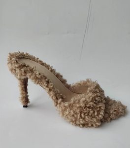 Une paire de <span class=keywords><strong>mules</strong></span> à talons aiguilles en fausse fourrure bouclée beige et métallique - Product Image 1