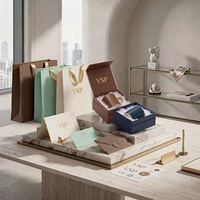 Boîte cadeau rigide de luxe personnalisée avec insert en fourrure/plume pour tasse en céramique haut de gamme et emballage boutique haut de gamme