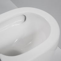 Design moderne Piège en P monté au sol Piège en S Offre Spéciale Toilette deux pièces Toilette en porcelaine Toilette Armoire à eau chinoise pour personnes âgées