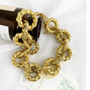 2023 nuovi più venduti collana in <span class=keywords><strong>oro</strong></span> antico con catena geometrica esagerata in lega di zinco collana girocolli da donna rotonda vintage all'ingrosso - Product Image 5