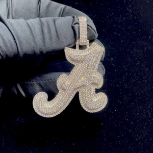 Colgante Iced Out de Diseño Personalizado con Diamantes y Moissanita, Estilo Hip Hop Urbano, Letras de Moda, Colgantes y Dijes para Artistas, Unisex - Product Image 1