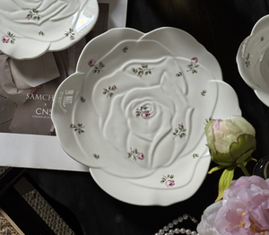 Juego de Vajilla de Cerámica con Delicados Capullos de Rosa Rosa - Platos, Tazas y Platillos de Porcelana para Restaurantes, Bodas, Eventos y Venta al por Mayor - Product Image 5
