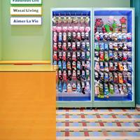 Présentoir de vente au détail en bois à niveaux personnalisable, comptoir îlot avec zone de suspension pour sous-vêtements, chaussettes et articles ménagers en magasin