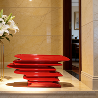 Table console de forme irrégulière unique, table d'entrée, piédestal sculptural décoratif contemporain, support fantaisie en laque rouge, hall d'hôtel