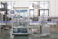 Ligne de remplissage, bouchage et étiquetage automatique à piston linéaire pour produits de soin corporel visqueux, avec équipement de remplissage anti-mousse à buse de plongée