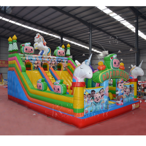 Castillo Inflable Gigante con Temática <span class=keywords><strong>de</strong></span> <span class=keywords><strong>Cocomelon</strong></span>, Directo <span class=keywords><strong>de</strong></span> Fábrica, con Tobogán Doble y Pista <span class=keywords><strong>de</strong></span> Obstáculos, Castillo Hinchable <span class=keywords><strong>de</strong></span> PVC - Product Image 1