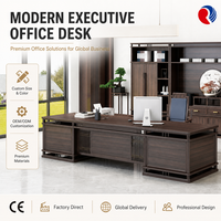 Bureau de direction avec panneau central décoratif et configuration de rangement coordonnée