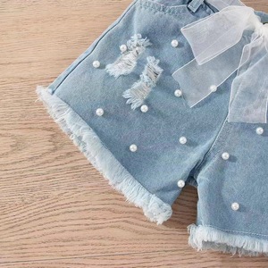 Completo Estivo per Ragazze con Stampe Personalizzate 2026 Nuovo Top Bianco Senza Maniche + Pantaloncini in Jeans con Perline, Strappi e Bordi Sfrangiati - Product Image 3