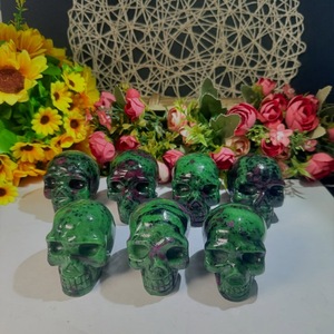 หัวกะโหลกแกะสลักจากโรบี้ในโซไซต์ คุณภาพสูง เรืองแสงยูวี หินคริสตัลธรรมชาติ สำหรับฮาโลวีน ขายส่ง - Product Image 4