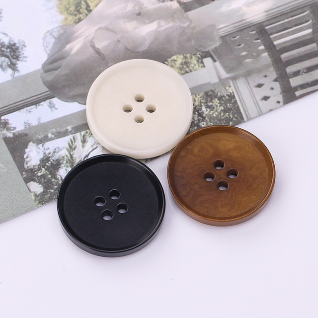 China Factory Custom High-end 4 Holes Shirt Button Easy Round Urea Buttons Polished Center Hole Tack Button for Clothes 25mm