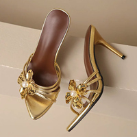 Sandales d'été 2026 pour femmes à talons hauts, avec décoration dorée, bout pointu, fermeture à enfiler, design tendance fleur métallique et perles