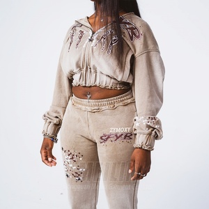 Ensemble de survêtement gris deux pièces pour femme, avec sweat à capuche zippé et pantalon de survêtement, design tendance, effet vieilli, par des fabricants de vêtements personnalisés - Product Image 4