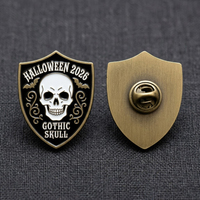 Badge d'Halloween personnalisé sur mesure en alliage de zinc moulé sous pression, plaqué laiton antique, émail souple, motif bouclier gothique, pour événement effrayant