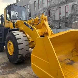 Cargadora de Ruedas KOMATSU WA500 Amarilla con Cabina Cerrada, Neumáticos Sólidos y Escape Vertical Superior - Product Image 4