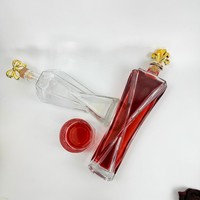 Bouteille à spiritueux en verre de 750 ml à base lourde en cristal facetté, forme unique, avec bouchon couronne doré pour présentation de bar de luxe à domicile