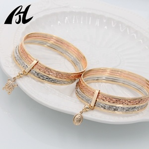 <span class=keywords><strong>Pulseras</strong></span> Semanarias <span class=keywords><strong>de</strong></span> Moda con Dijes Mexicanos Tricolor <span class=keywords><strong>de</strong></span> Joyería Religiosa Católica para Mujer en <span class=keywords><strong>Oro</strong></span> Laminado <span class=keywords><strong>de</strong></span> 14k - Product Image 4