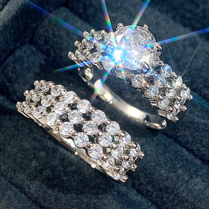 Set di Anelli Scintillanti con Micro Pavé, Set di Fedi Nuziali e da Sera di Lusso - Product Image 2