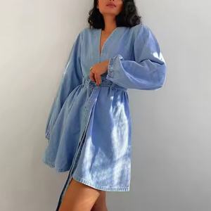 Vestidos de otoño al por mayor de alta calidad para mujer, vestido informal de mezclilla con cuello en V profundo y manga larga, vestido de mezclilla deslavada con efecto ácido. - Product Image 2