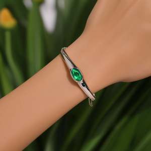 Brazalete Elegante y Clásico de Acero Inoxidable con Baño de Oro PVD, Diseño Ovalado con Cristales y Diamantes de Imitación para Mujer - Product Image 3