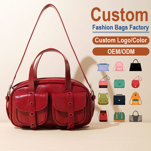 Sac à bandoulière personnalisé en cuir de vachette pleine fleur, finition cirée douce et brillante avec texture micro-craquelée naturelle, deux poches à rabat sur le devant - Product Image 1