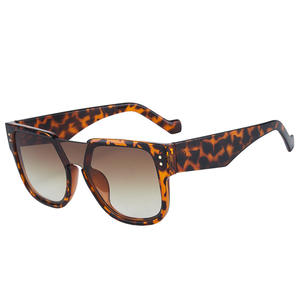 Gafas de Sol Cuadradas de Alta Calidad con Protección UV400, Montura Completa de PC, Ligeras, Extra Grandes, con Logotipo Personalizado en Colores Champán/Gris - Product Image 3