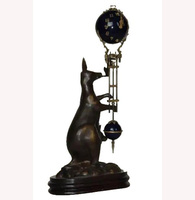 Horloge à bras oscillant avec mécanisme en laiton, mouvement de 72 heures, boule en cobalt bleu de 4 pouces, motif statue antique en bronze d'une élégante dame