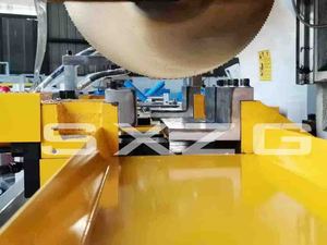 Scie à ruban Machine de <span class=keywords><strong>découpe</strong></span> de tube de tuyau CNC en métal entièrement automatique en <span class=keywords><strong>acier</strong></span> à profil d&amp;#39;angle de 45 degrés - Product Image 4