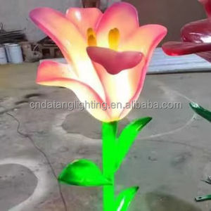 Sculpture lumineuse de tulipe pour l'extérieur, idéale pour les entrées de parcs et les scènes nocturnes des jardins botaniques - Product Image 1