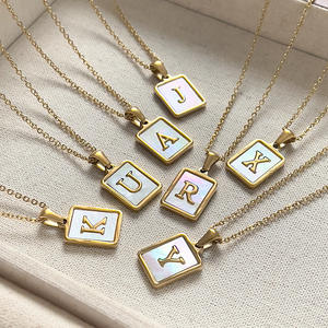 Collar con colgante inicial de acero inoxidable de oro de 18 quilates para mujer, estético impermeable con incrustaciones de letras de concha blanca - Product Image 2