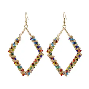 Orecchini di gioielli di nicchia di colore geometrico di contrasto moda europea e americana orecchini avvolgenti in metallo con perline bohémien