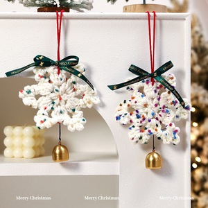 Enfeites de Natal em Forma de Floco de Neve Tricotados à Mão com Sino de Metal, Decorações para Janela de Casa e Carro - Product Image 5