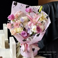 Kertas Pembungkus Bunga Tema Wisuda Cetakan Diploma Mortarboard Bahan Pembungkus Buket Kemasan Hadiah Florist Grosir