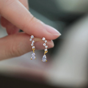 Orecchini Pendenti Minimalisti in Oro per Donne, Gioielli Eleganti alla Moda, Accessorio Chic per Uso Quotidiano - Product Image 5