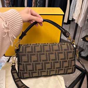 Elaborado con material textil de primera calidad, este bolso de mujer presenta un clásico estampado floral, perfecto para reuniones sociales. - Product Image 2