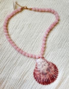 Collana con Conchiglie Stile Mare, Perline di Vetro Azzurre e Ciondolo con Perla Barocca Fatta a Mano, Gioiello Estivo Oceanico per Donne Stile Boho - Product Image 2