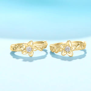 Orecchini a cerchio con fiore placcato in argento e zirconi rotondi incastonati a griffe, regalo romantico per donna. - Product Image 4