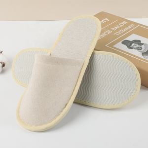 รองเท้าสลิปเปอร์โรงแรมแบบใช้แล้วทิ้ง ผ้ากำมะหยี่คอรัลยูรี คุณภาพสูง ราคาถูก ขายส่ง อุปกรณ์ในห้องน้ำราคาประหยัด - Product Image 4