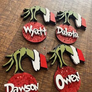 เครื่องประดับคริสต์มาสรูปหัวใจไม้พิมพ์ลายกลิตเตอร์พร้อมชื่อสั่งทำพิเศษ ลายกรินช์ - Product Image 2